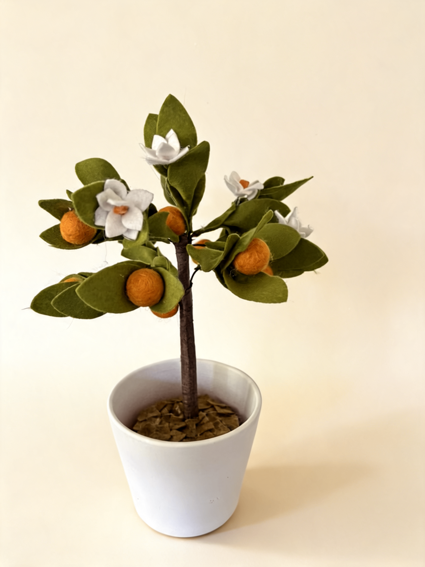 Handgemaakte mini sinaasappelboom van vilt